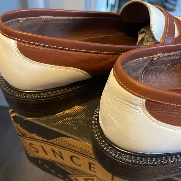 Vintage Women’s Saddle Shoes size 8 - Picture 5 of 9